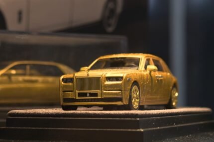 (Pre-order) BANANA 1:64 Die-cast Model: Phantom EWB Version Gold Crackle/Craquelure" finish version (Limited to 500 units) (ETA Sep 2026)